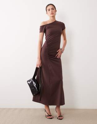 ASOS DESIGN - Schulterfreies Maxikleid in Schokobraun mit Raffung-Brown
