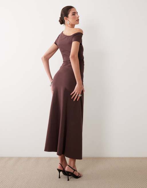 ASOS DESIGN – Schulterfreies Maxikleid in Schokobraun mit Raffung, 3 von 4