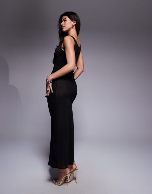 ASOS DESIGN – Schulterfreies Maxikleid in Schwarz mit Blumendetail an der Brust und drapiertem Rock, 2 von 4