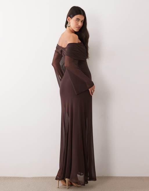 ASOS DESIGN schulterfreies Maxikleid mit Print, Drapierung am Ausschnitt und langen Ärmeln in Braun, 3 von 4
