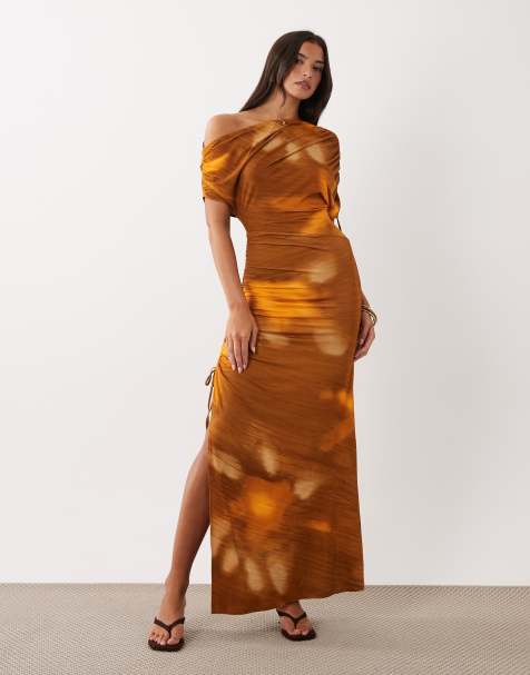 ASOS DESIGN – Schulterfreies Midaxikleid mit Bindedetail und abstraktem Muster in Orange - view 1