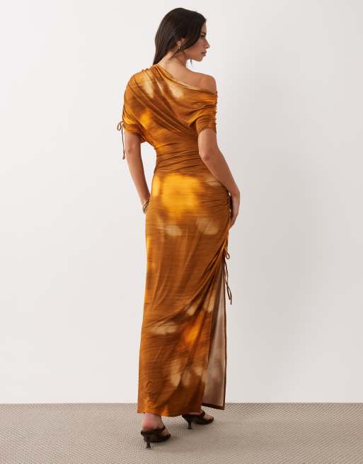 ASOS DESIGN – Schulterfreies Midaxikleid mit Bindedetail und abstraktem Muster in Orange, 4 von 4