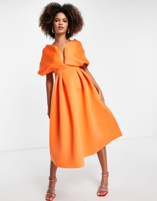 ASOS DESIGN Schulterfreies Midi Skater Kleid mit tiefem V Ausschnitt und drapierten rmeln in Orange