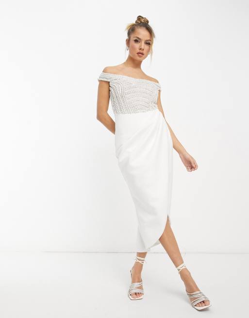 ASOS Design – Schulterfreies Midi-Wickelkleid in Weiß mit Perlenverzierung