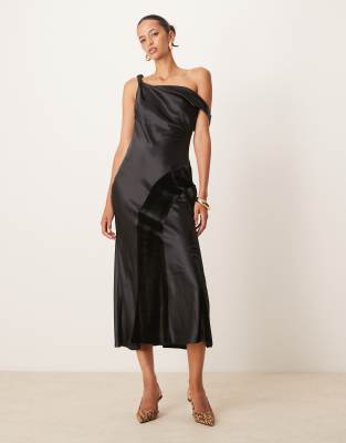 ASOS DESIGN - Schulterfreies Midikleid aus Samt und Satin in Schwarz mit verdrehtem Träger