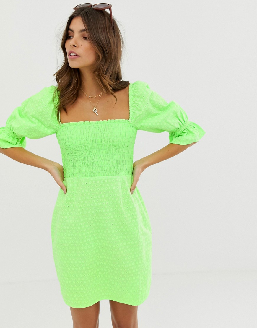asos design -  – Schulterfreies Mini-Sommerkleid mit Raffung und neonfarbener Stickerei-Grün