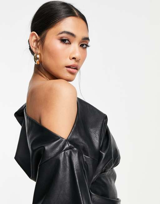 ASOS DESIGN – Schulterfreies Minikleid aus PU in Schwarz mit Faltendetail am Oberteil, 2 von 4