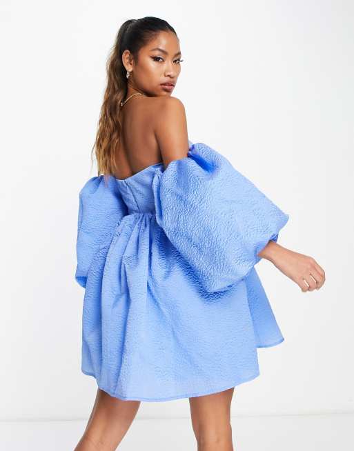 ASOS DESIGN Schulterfreies Minikleid in Blau mit Struktur und Blousonarmeln