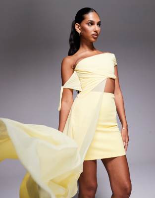 ASOS DESIGN - Schulterfreies Minikleid in Gelb mit Cut-out und Netzstoff-Drapierung