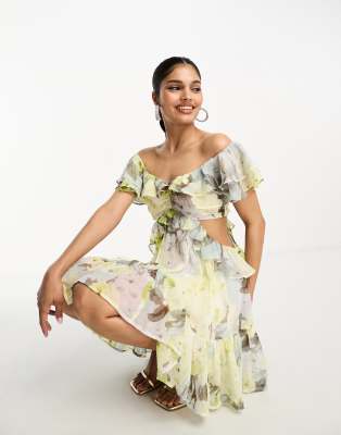 ASOS DESIGN - Schulterfreies Minikleid in Grün mit Blumenmuster, Rüschen, Zierausschnitt und nach hinten abfallendem Sau...