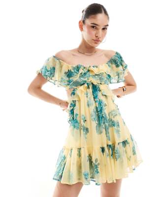 ASOS Design - Schulterfreies Minikleid mit Rüschen und tiefem Saum mit gelbem Blumendruck-Bunt