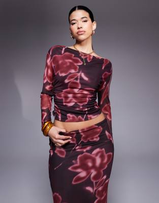 ASOS DESIGN - Schulterfreies Oberteil aus Netzstoff in Burgunderrot mit verschwommenem Blumenmuster, Kombiteil