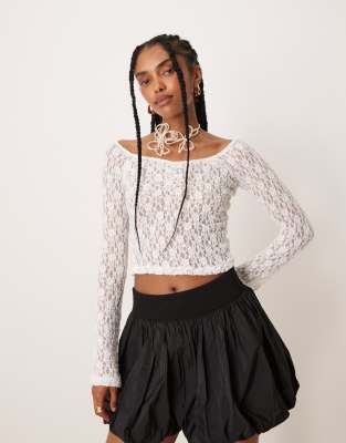 ASOS DESIGN - Schulterfreies Oberteil aus Spitze in Creme-Weiß