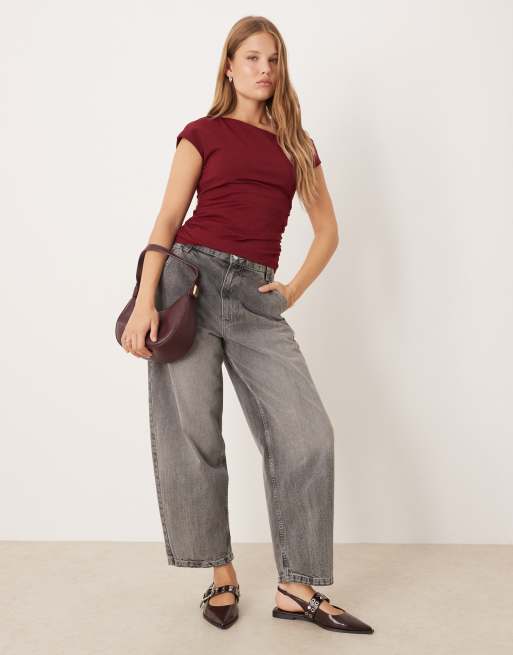 ASOS DESIGN – Schulterfreies Oberteil in Burgunderrot mit gerafftem Detail, 3 von 4