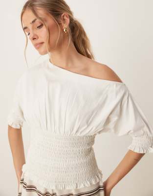 ASOS DESIGN - Schulterfreies Oberteil in Creme mit gesmoktem Detail-Weiß