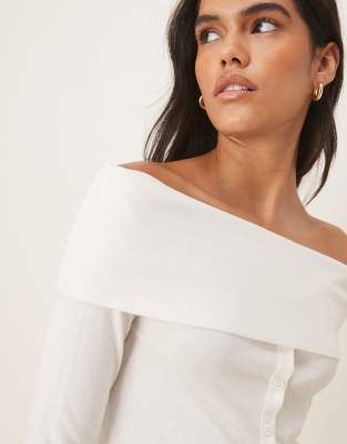 ASOS DESIGN - Schulterfreies Oberteil in Cremeweiß mit Knopfleiste