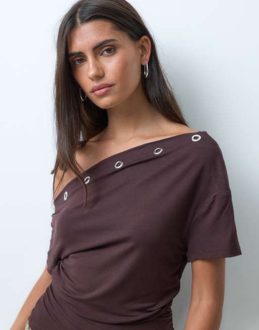 ASOS DESIGN – Schulterfreies Oberteil in Schokobraun mit Ringnieten, 3 von 4