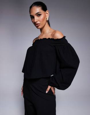 ASOS DESIGN - Schulterfreies Oberteil in Schwarz mit Knitterstruktur und Ballonärmeln