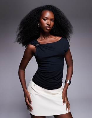 ASOS DESIGN - Schulterfreies Oberteil in Schwarz mit raffendem Metalldetail