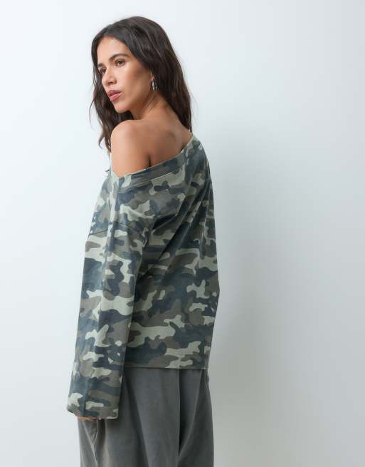 ASOS DESIGN schulterfreies Oberteil mit Camouflage-Muster, 4 von 4