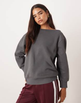 ASOS DESIGN - Schulterfreies Oversize-Sweatshirt in Anthrazit-Weiß