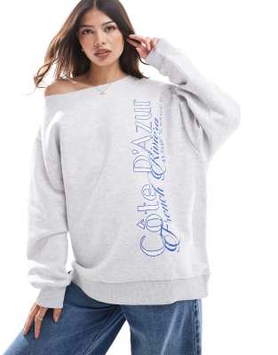 ASOS DESIGN - Schulterfreies Oversize-Sweatshirt in meliertem Eisgrau mit „French Riviera"-Grafikprint