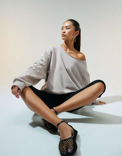 ASOS DESIGN – Schulterfreies Oversize-Sweatshirt in Nerzbeige, 2 von 4