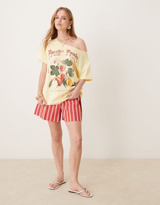 ASOS DESIGN – Schulterfreies Oversize-T-Shirt in Gelb mit Frucht-Print, 2 von 4