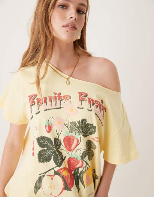 ASOS DESIGN – Schulterfreies Oversize-T-Shirt in Gelb mit Frucht-Print, 3 von 4