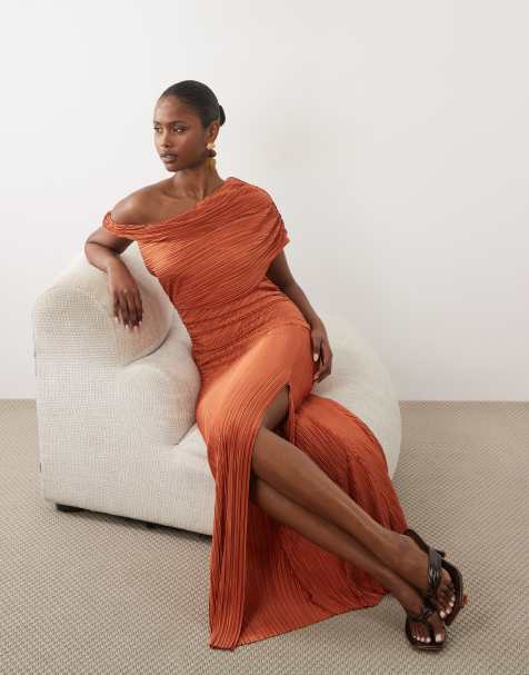 ASOS DESIGN – Schulterfreies, plissiertes Maxikleid in Rostrot mit Raffung - view 1