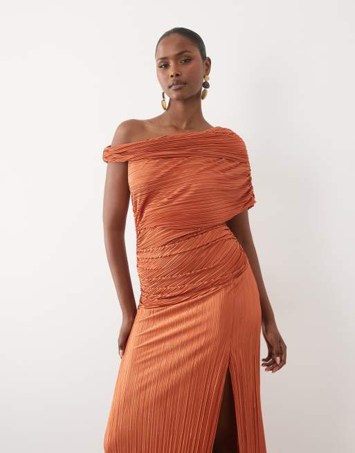 ASOS DESIGN – Schulterfreies, plissiertes Maxikleid in Rostrot mit Raffung, 3 von 4