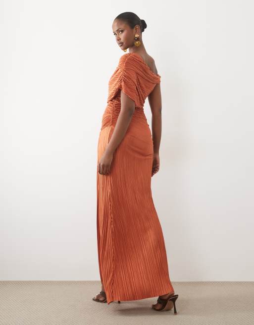ASOS DESIGN – Schulterfreies, plissiertes Maxikleid in Rostrot mit Raffung, 4 von 4
