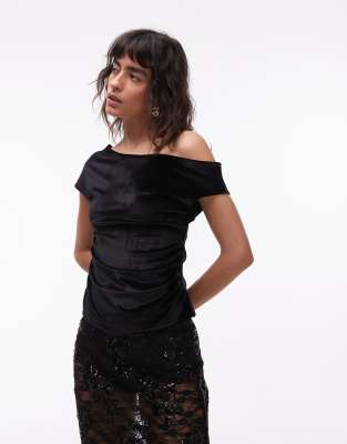 ASOS DESIGN - Schulterfreies Samt-Oberteil in Schwarz mit gerafftem Detail