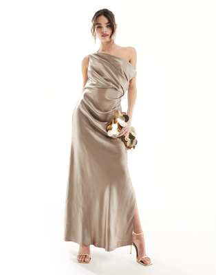 ASOS DESIGN - Schulterfreies Satin-Maxikleid in Taupe mit Drapierung-Brown