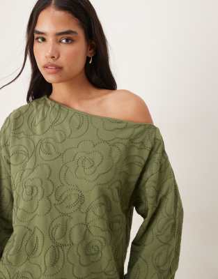 ASOS DESIGN - Schulterfreies Sweatshirt in verwaschenem Khaki mit Stickerei-Rot
