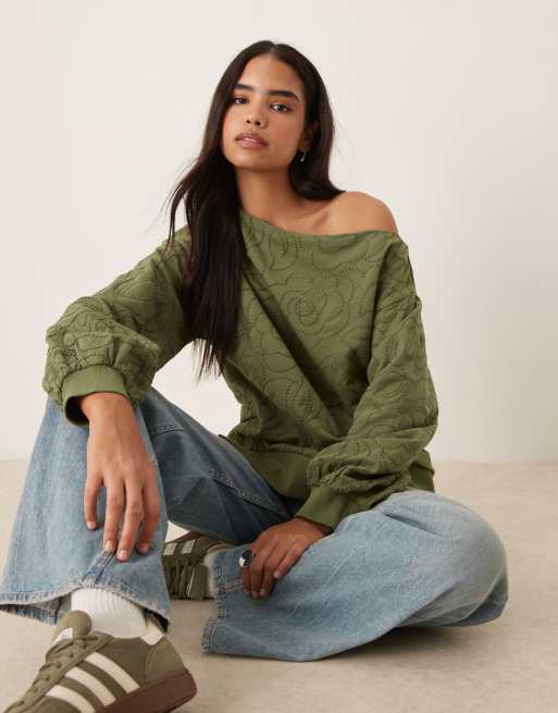 ASOS DESIGN – Schulterfreies Sweatshirt in verwaschenem Khaki mit Stickerei, 4 von 4