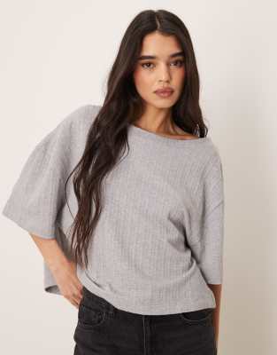 ASOS DESIGN - Schulterfreies T-Shirt aus gestricktem Jersey in Grau mit Zopfmuster