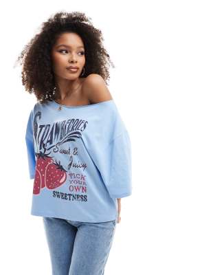 ASOS DESIGN - Schulterfreies T-Shirt in Blau mit „Strawberries"-Grafikprint und lockerem Schnitt