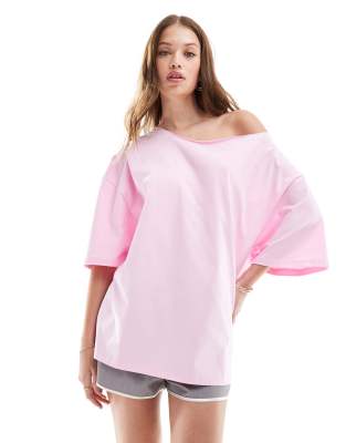 ASOS DESIGN - Schulterfreies T-Shirt in Rosa mit lockerem Schnitt-Bunt