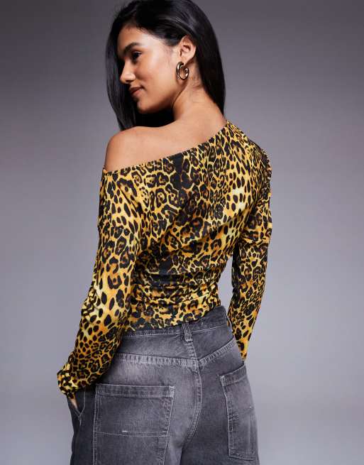 ASOS DESIGN – Schulterfreies, tailliertes Oberteil mit mehrfarbigem Leopardenmuster, 4 von 4
