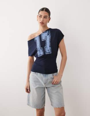 ASOS DESIGN - Schulterfreies, tailliertes T-Shirt in Marineblau mit College-Zahlenprint
