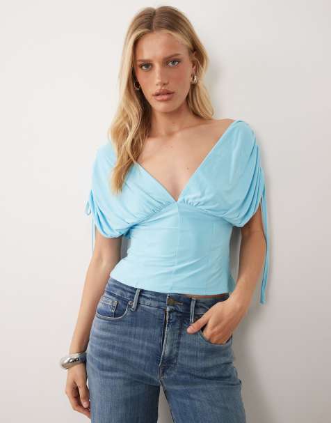ASOS DESIGN – Schulterfreies, tief ausgeschnittenes Oberteil in Blau mit Raffung - view 1