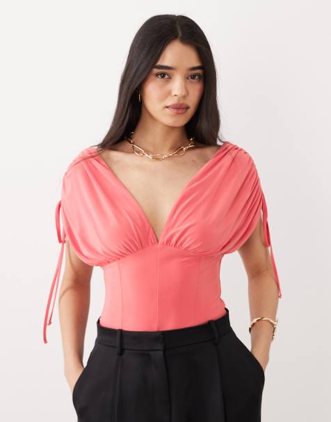 ASOS DESIGN – Schulterfreies, tief ausgeschnittenes Oberteil in Koralle mit Raffung - view 1