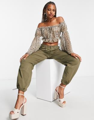 ASOS DESIGN - Schulterfreies, transparentes Oberteil mit ausgestellten Ärmeln und Leopardenmuster-Bunt