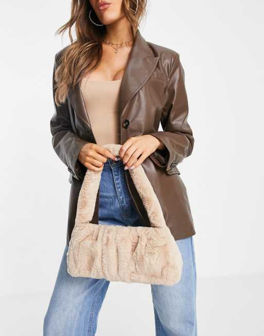 ASOS DESIGN – Schultertasche aus Kunstpelz in Stein mit Raffung