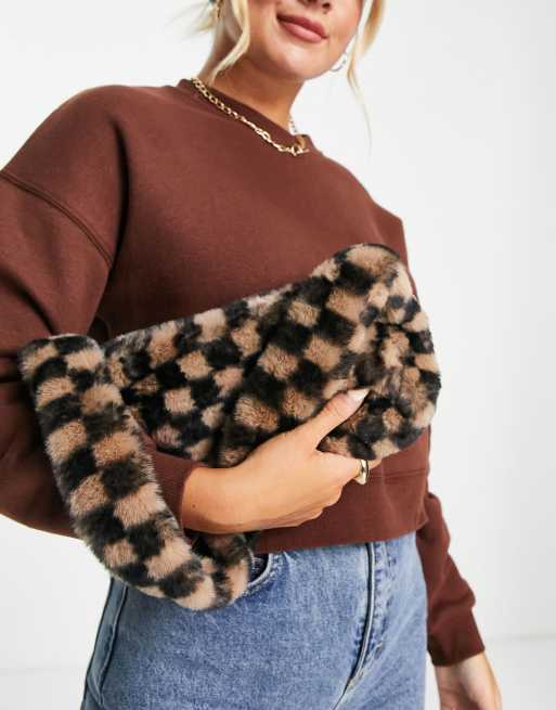 ASOS DESIGN – Schultertasche im Stil der 90er aus Kunstpelz mit braunem Schachbrettmuster , 4 von 4
