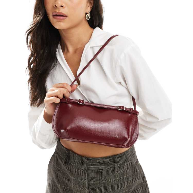 ASOS DESIGN – Schultertasche in Burgunderrot mit Schnallendetail  