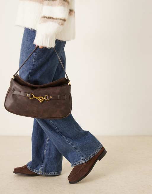 ASOS DESIGN – Schultertasche in gewaschenem Braun mit Überschlag-Klappe und Metalldetail, 3 von 4