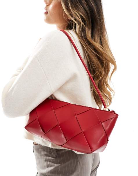 ASOS DESIGN – Schultertasche in Rot mit strukturiertem Wellendesign und goldfarbenem Ball am Trageriemen - view 1
