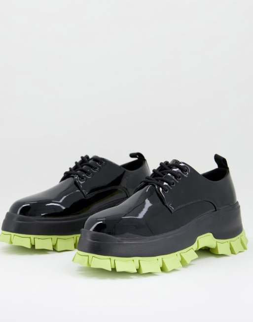 ASOS DESIGN – Schwarz lackierte Schnürschuhe mit dicker, limettengrüner Profilsohle
